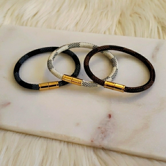 White Faux Leather Magnetic Bracelet - Picture 4 of 7